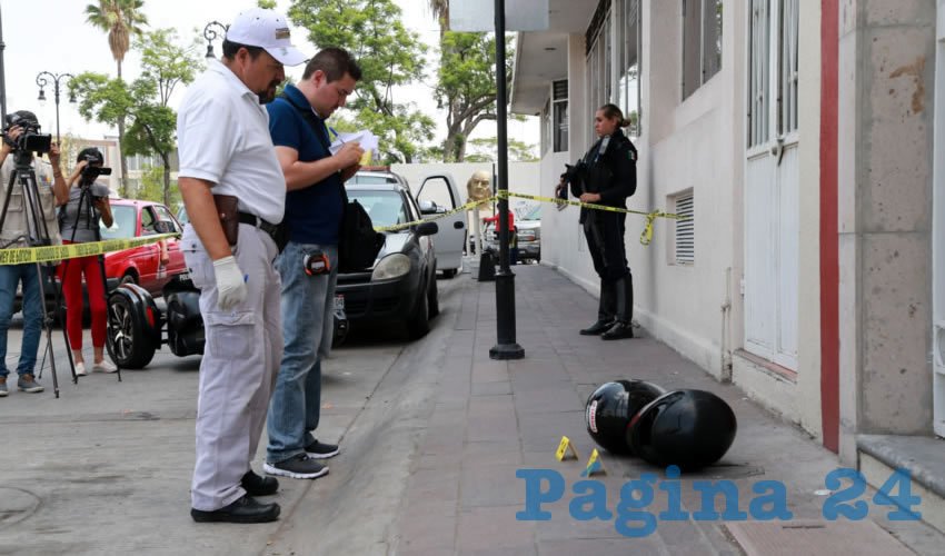 Los sicarios dejaron dos cascos para moto sobre la banqueta Oriente de la calle Galeana