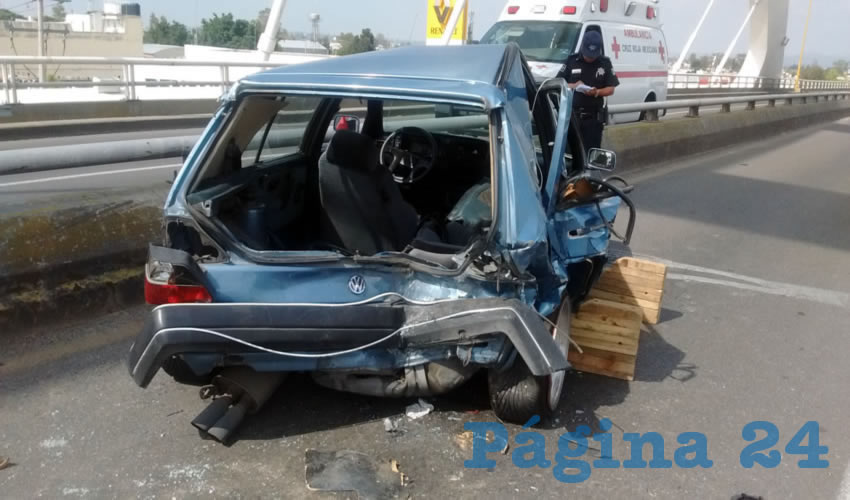 La familia que viajaba en el Volkswagen Golf sufrió severos daños por la doble colisión