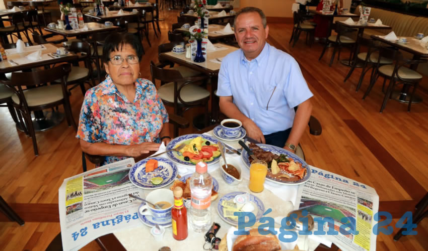 En Sanborns Francia almorzaron Antonia Casta&ntilde;eda Campos y el profesor Jos&eacute; de Jes&uacute;s V&aacute;zquez Aguilar, nos visitan de Guadalajara