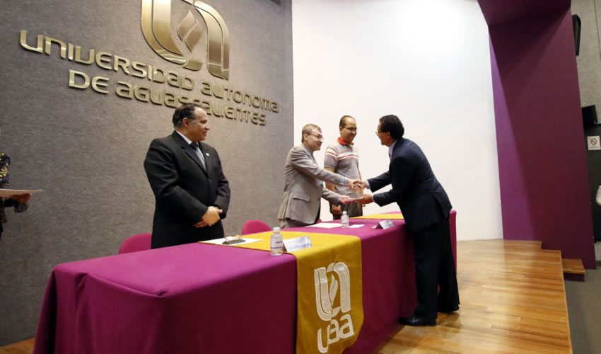 El rector de la UAA, Francisco Javier Avelar Gonz&aacute;lez, hizo la entrega de constancias a los docentes que obtuvieron un dictamen favorable en esta convocatoria Certidems