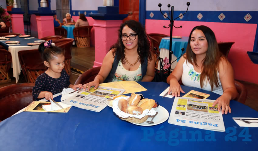 La ni&ntilde;a Maya Estefan&iacute;a Mart&iacute;nez Esparza, Denis Esparza y Susana Romo Magdaleno compartieron el primer alimento del d&iacute;a en La Saturnina