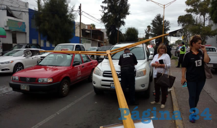 Las luminarias cayeron sobre un taxi y una camioneta, sobre avenida Independencia