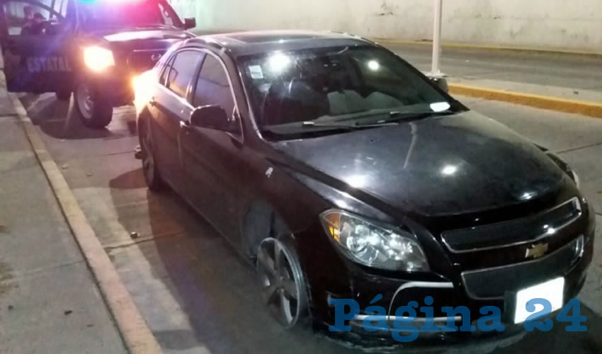 El veh&iacute;culo Malib&uacute; negro se estamp&oacute; en el paso a desnivel de Expoplaza