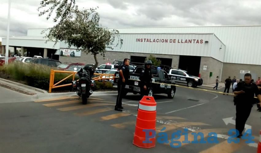 La policía acordonó el área, hostigando uno de los uniformados a reporteros gráficos