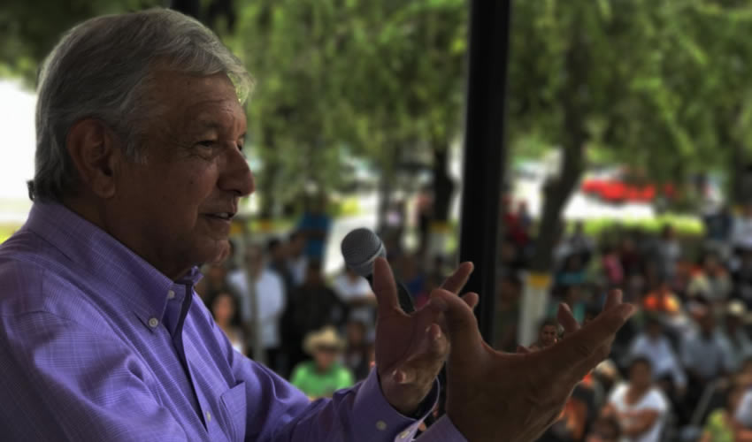 López Obrador acusó al Cisen de mantener vigilada a su familia