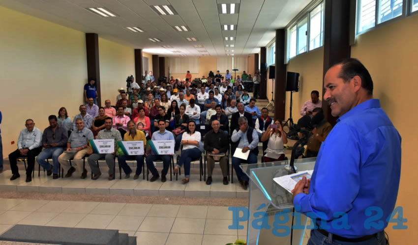 Martín Orozco Sandoval entregó apoyos a productores del campo; además de que inauguró obras de infraestructura hidráulica