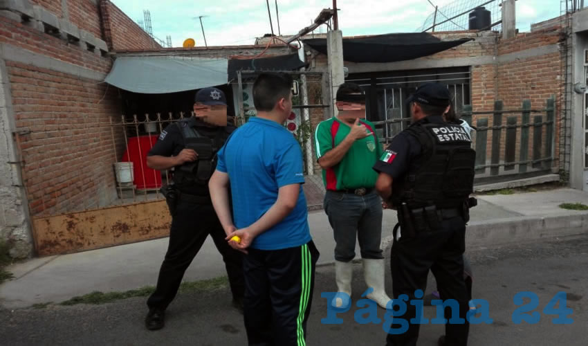 Polic&iacute;as estatales explican a una familia c&oacute;mo operan los vivales al tel&eacute;fono