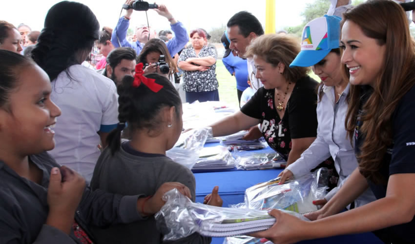 Entre los apoyos otorgados a través de la Secretaría de Desarrollo Social se encuentran libretas, mochilas, lápices de colores, tijeras, plumas, gomas y pegamiento