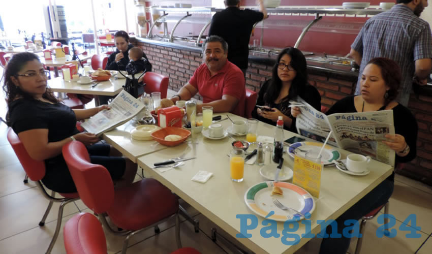 En el restaurante Mitla almorzaron Engracia Carlota Gonz&aacute;lez L&oacute;pez, Eduardo Reyes, Yunu&eacute;n Reyes y Rebeca Gonz&aacute;lez, visitantes de la Ciudad de M&eacute;xico