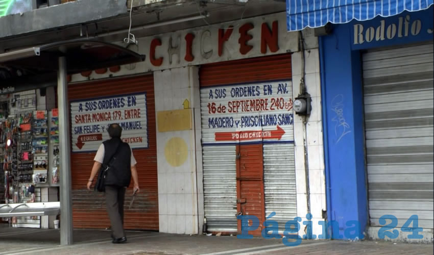 La construcción de la línea 3 del tren ligero ha provocado el cierre de 105 de los 750 negocios que se ubican en el corredor 16 de Septiembre-Alcalde, entre La Normal y el templo de San Francisco, con pérdidas que ascienden a 388 millones de pesos y mil 700 despidos de trabajadores. Estas cifras podrían ser mayores, pues no incluyen otras zonas comerciales donde se realiza la obra/Fotos: Francisco Andalón López 