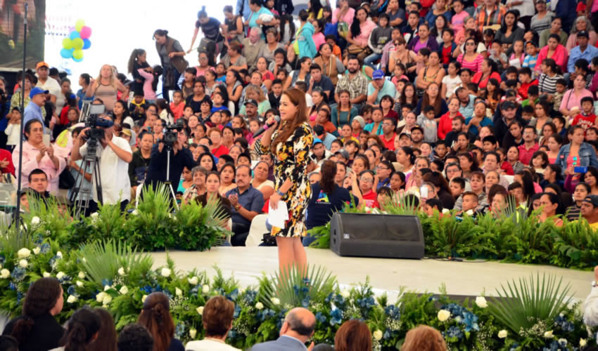 Tere Jiménez encabezó la entrega de cinco mil becas para preescolar, primaria, secundaria y preparatoria