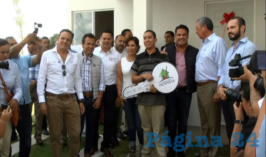 Rosario Robles, titular de la Secretaría de Desarrollo Territorial y Urbano, dijo que con estos apoyos saldrá de la crisis el modelo de desarrollo urbano y de vivienda, pese a que los entregados a jóvenes se encuentran ubicados lejos de los centros de trabajo/Fotos: Francisco Andalón López 
