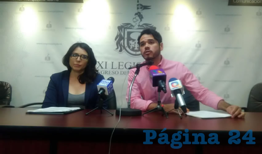 El diputado emecista Alejandro Hermosillo y la activista Dulce Ramírez expusieron que la norma 033 especifica cómo sacrificar “sin crueldad” a los animales de consumo humano, por lo que propusieron castigos –asentados en el código penal– contra quienes no cumplan/Foto: Elizabeth Ríos Chavarría