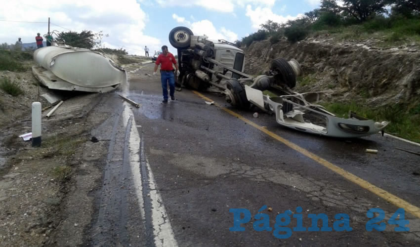 El camión cisterna se volcó sobre la carretera federal 22, en Tepezalá