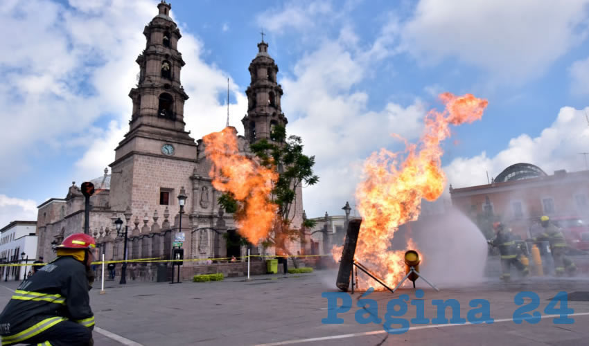 La alcaldesa de Aguascalientes, Tere Jim&eacute;nez, reconoci&oacute; la heroica labor de los elementos de esta corporaci&oacute;n de emergencias,
