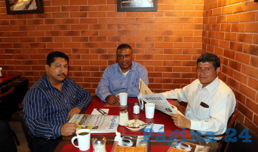 En Las Antorchas almorzaron Pedro Arontes Gonz&aacute;lez, presidente de la Asociaci&oacute;n de Comerciantes Independientes de Mercados P&uacute;blicos (Acimp), Mois&eacute;s Antonio Alvarado Alaniz, l&iacute;der de la Asociaci&oacute;n de Tianguistas Unidos de Aguascalientes, y Carlos &Aacute;ngel Estrada, l&iacute;der comerciante del tianguis de La Pur&iacute;sima