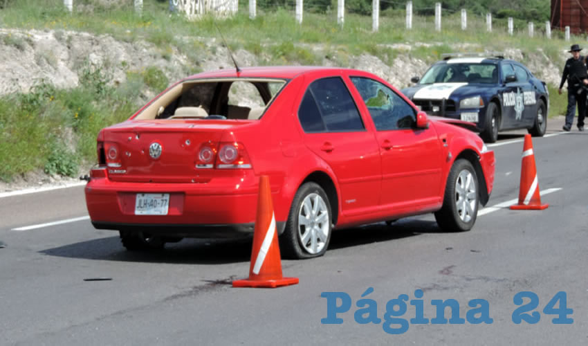En este auto Volskwagen Jetta Clásico, intentaba escapar el hoy occiso