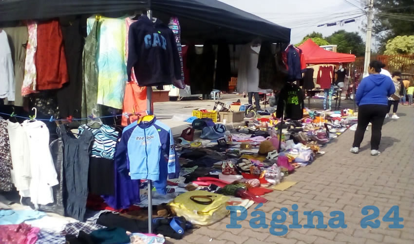 Además de forzarlos a pagar cuotas exageradas por el espacio, funcionarios del alcalde tapatío Enrique Alfaro ordenan a comerciantes de tianguis de Guadalajara que asistan a “juntas de apoyo”, so pena de quitarles su lugar/Fotos: Francisco Tapia 