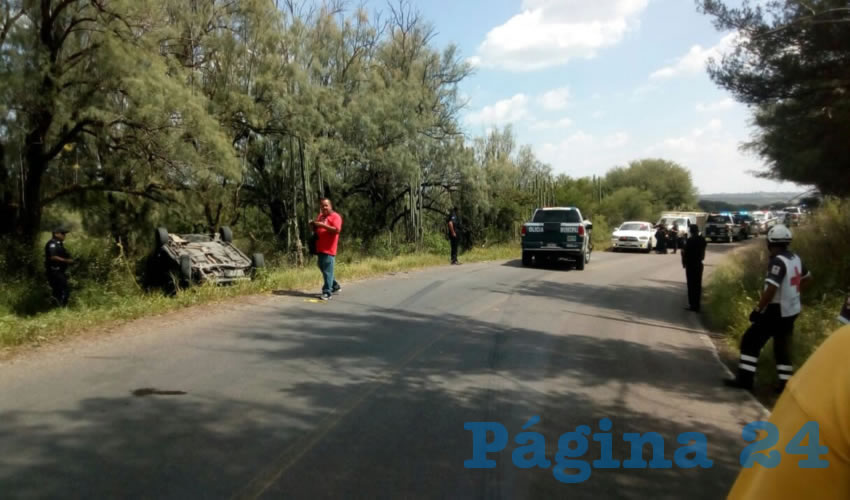 La patrulla colisionó contra la parte posterior del auto y provocó su volcadura