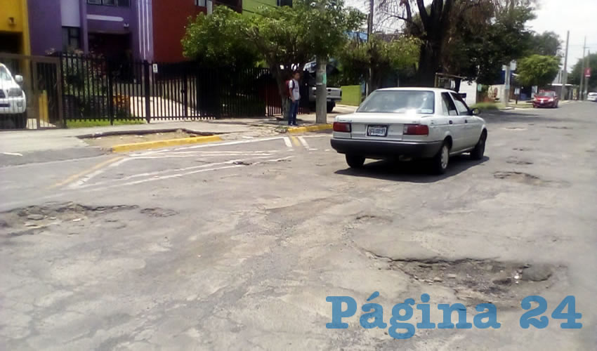 Algunas de las calles más afectadas en El Colli son Volcán de fuego y Volcán Popocatépetl, dos vialidades sumamente transitadas y por las que se observa un sinfín de agujeros y banquetas dañadas/Fotos: Francisco Tapia