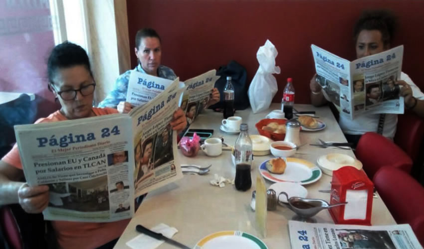 En el restaurante Mitla, tomaron el primer alimento del día Paulina y Leticia Figueroa de Anda, acompañadas de Britany Delgado