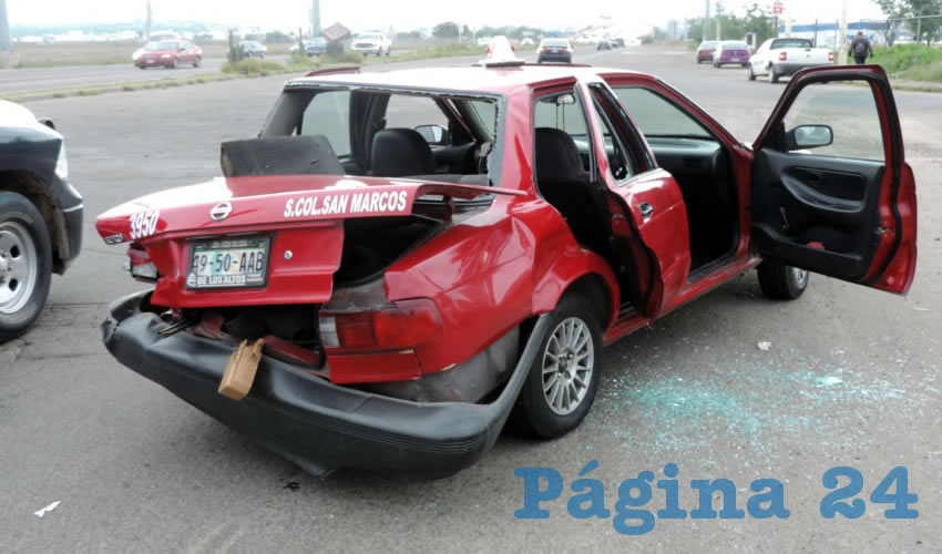 As&iacute; qued&oacute; el taxi 3950 tras ser embestido por una camioneta Chevrolet Cheyenne