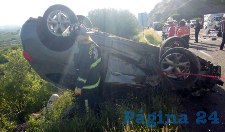 El veh&iacute;culo Nissan Rogue qued&oacute; volcado sobre su toldo, fuera de la carretera