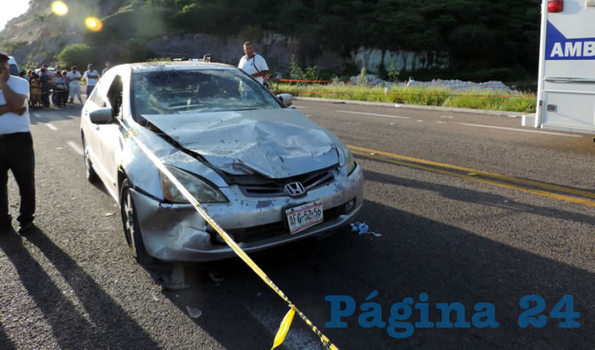 Uno de los heridos cay&oacute; sobre el toldo del autom&oacute;vil Honda Accord