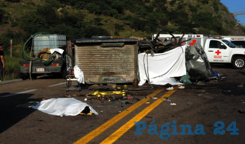 Un hombre qued&oacute; muerto sobre la cinta asf&aacute;ltica y dos mujeres fallecieron en el interior de la camioneta Nissan