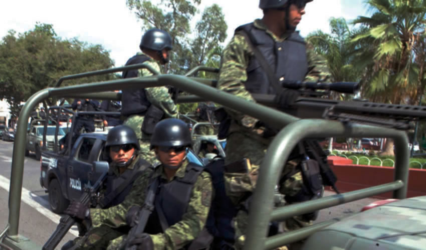 Soldados del Ejército Mexicano, armados hasta los dientes, hicieron su aparición ya cuando los criminales pistoleros habían huido con sospechosa facilidad y tranquilidad (Foto ilustrativa)