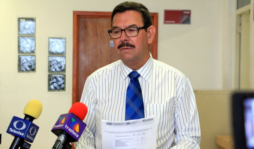 Juan José Rangel Martínez: “Él (Ríos) es un policía y conoce los riesgos que se pueden presentar, es una persona responsable y profesional porque continuó con su trabajo de manera normal porque no dejaron de ser daños materiales” (Foto Rocío Castro Alvarado)