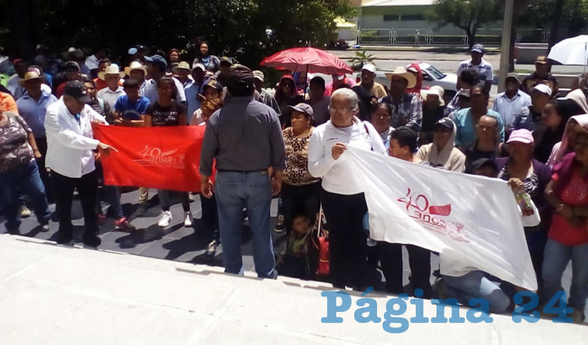 Alrededor de 250 manifestantes vecinos de 40 municipios de Jalisco exigieron a Francisco Ayón López, secretario de Educación Jalisco, que les dé solución a las exigencias que entregaron a la Secretaría General, donde se incluyen casos aberrantes, dijo, como el de Talpa de Allende donde hay niños de secundaria que “estudian” debajo de un árbol y se guarecen de la lluvia con un plástico/Foto: Francisco Tapia 