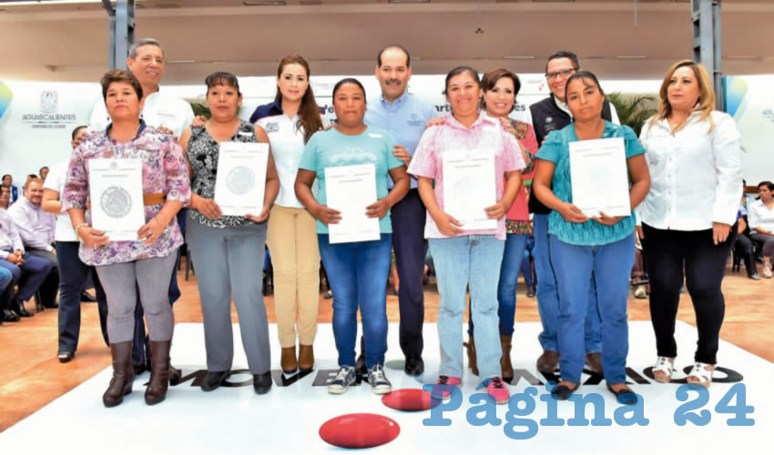 El gobernador del Estado, Martín Orozco Sandoval, y la titular de la Secretaría de Desarrollo Agrario, Territorial y Urbano (Sedatu), Rosario Robles Berlanga, entregaron 300 títulos de propiedad