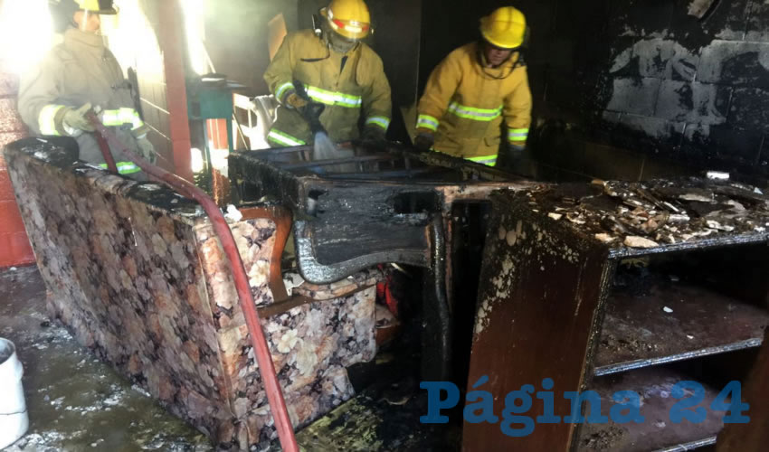 Bomberos estatales se encargaron de sofocar las llamas en el domicilio habilitado como almac&eacute;n