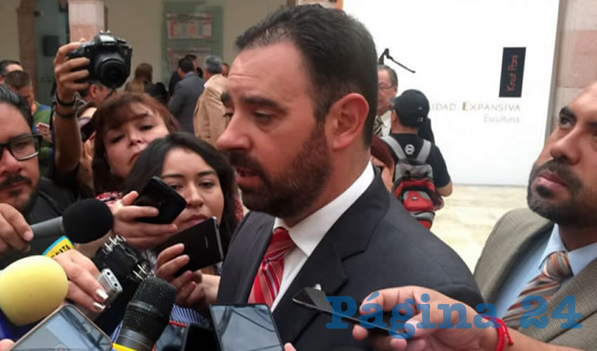Alejandro Tello Cristerna, gobernador de Zacatecas y su cantinflesco hablar: “...se van a llevar cinco años pegándole al gobernador, pero no les voy a pagar... algunas periodistas zacatecanas me quieren presionar, no lo voy a hacer, no lo voy a hacer y lo denuncio...” (Foto: Alberto Núñez Hernández)