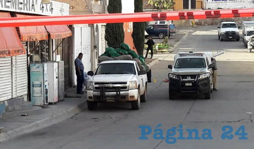 Elementos de la Policía Municipal y Estatal Preventiva arribaron al sitio, cercano a la Cremería 4 X 4, en el que encontraron a un hombre sin vida y a otro con heridas producidas por los balazos.