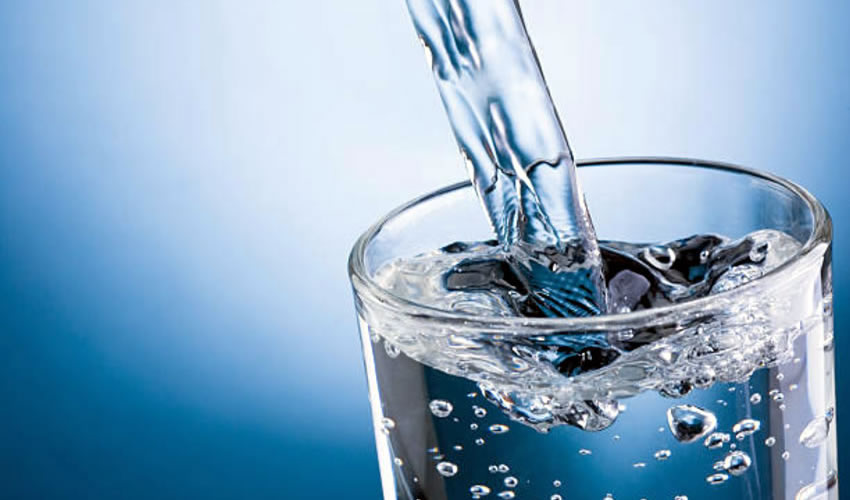 Se recomienda que el ser humano tome, mínimo, ocho vasos de agua al día y son pocas las personas que lo hacen, de ahí que haya consecuencias negativas para el organismo