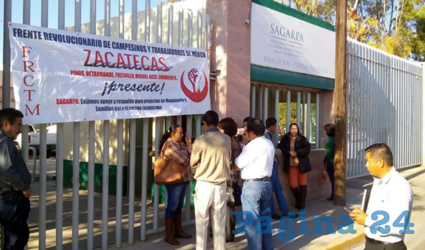 Los manifestantes aseveraron que no dejarían entrar a nadie hasta no tener un escrito firmado con el compromiso de que les darán el grano (Foto Cristo González)