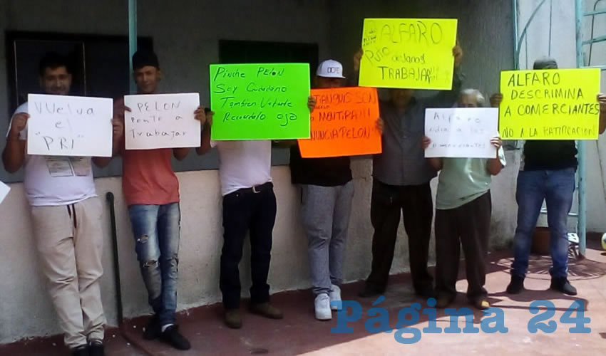 Con pancartas en mano que ‘saludaban’ al alcalde tapatío con frase como “Alfaro puto” y “Pelón ojete”, comerciantes del tianguis ubicado en la colonia Francisco Villa señalaron que no permitirán que el alcalde siga tratando de removerlos de sus lugares de trabajo/Fotos: Francisco Tapia 