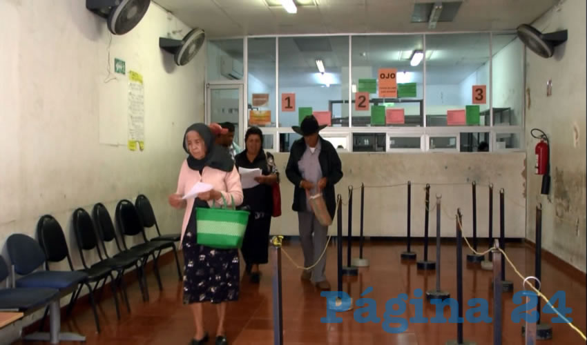 La mayoría de usuarios que llegaron a surtir su receta fueron devueltos, porque la medicina que ellos buscaban simplemente escasea, pero no así los pretextos que reciben constantemente, haciéndolos dar varias vueltas hasta que les proveen sus medicinas/Fotos: Francisco Andalón López