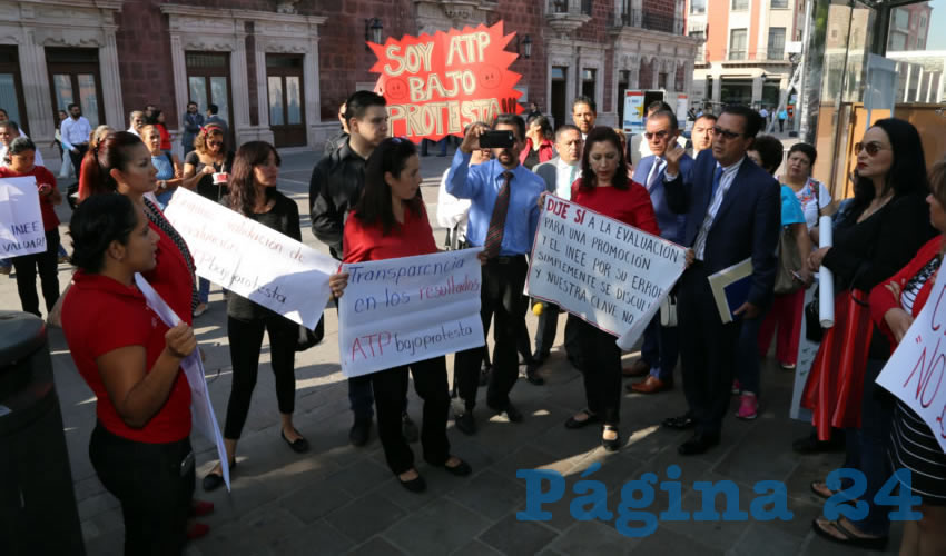 Al grito de &ldquo;&iexcl;Los ATP cumplimos, el INEE nos fall&oacute;!, los maestros protestaron casi dos horas frente a Palacio de Gobierno (Foto: Eddylberto Lu&eacute;vano Santill&aacute;n)