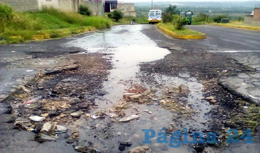 Baches de extremo a extremo de la banqueta caracterizan a las accidentadas calles de Paseo del Pedregal; los enormes hoyancos representan un riesgo tanto para peatones como para automovilistas/Fotos: Francisco Tapia