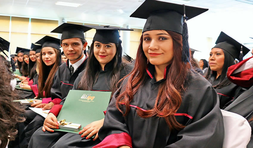 La rectora de la UTNA llamó a los egresados a transformar su entorno y poner en alto el nombre de su universidad