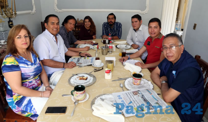 En el restaurante La Parra almorzaron Cynthia Zaragoza Galv&aacute;n, su esposo Guillermo Alaniz de Le&oacute;n, diputado local por el PAN; Mart&iacute;n Espinoza Rivas, Wendy Baca Esqueda, Guillermo Alaniz Zaragoza, Hans Daniel Esparza L&oacute;pez, Jos&eacute; Mart&iacute;nez Cardona y Mario Bravo de Luna