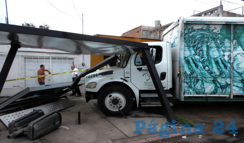 El cami&oacute;n refresquero termin&oacute; estrell&aacute;ndose contra una parada de cami&oacute;n