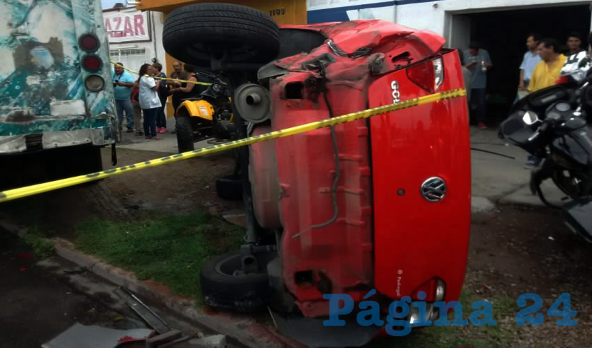 Tras el encontronazo, se volc&oacute; el autom&oacute;vil Volkswagen Gol rojo