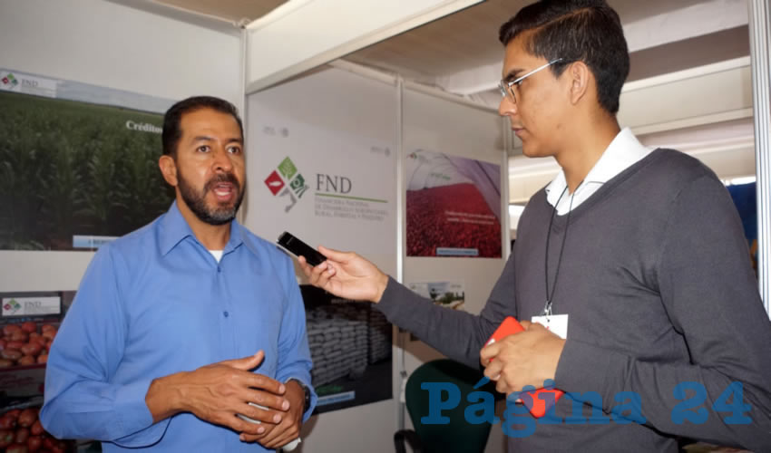 Jesús Cháirez Quirino, ejecutivo de crédito en la agencia local de FND: “Uno de los requisitos que no pueden faltar para otorgar un crédito es la revisión del historial del buró de crédito, en el que si hay alguien que no tiene historial sano queda fuera de beneficiarse con el financiamiento de la banca por la cartera” (Fotos Merari Martínez Castro)