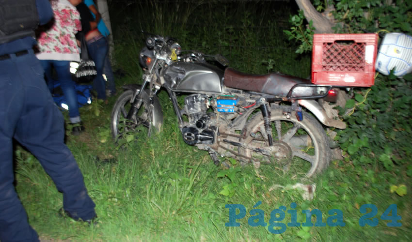 La moto que conducía el trío sobre la carretera estatal 66