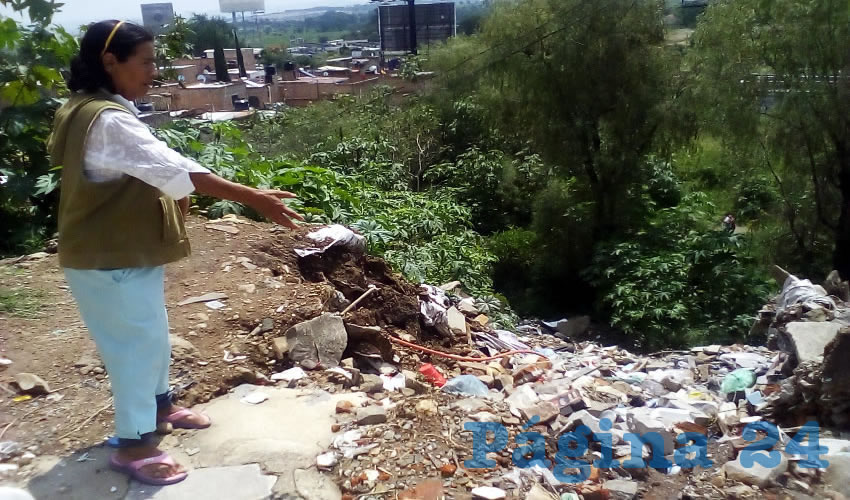 Como tampoco hay alumbrado, personas ajenas a esta comunidad dejan sus desechos en calles de la colonia del Sur, provocando serios problemas de salud a los habitantes; el problema tiene años y el alcalde de Tonalá, Sergio Chávez Dávalos, no se ha dignado ponerle solución/Fotos: Francisco Tapia
