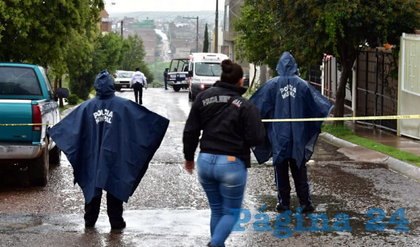 Con el área acordonada llegó la Policía Ministerial para abrir la carpeta de investigación; precisaron que la persona fue identificada como Ángel Fernando N., de 31 años de edad, cuyo cuerpo presentaba balazos en la cabeza y el abdomen (Fotos: Cortesía)